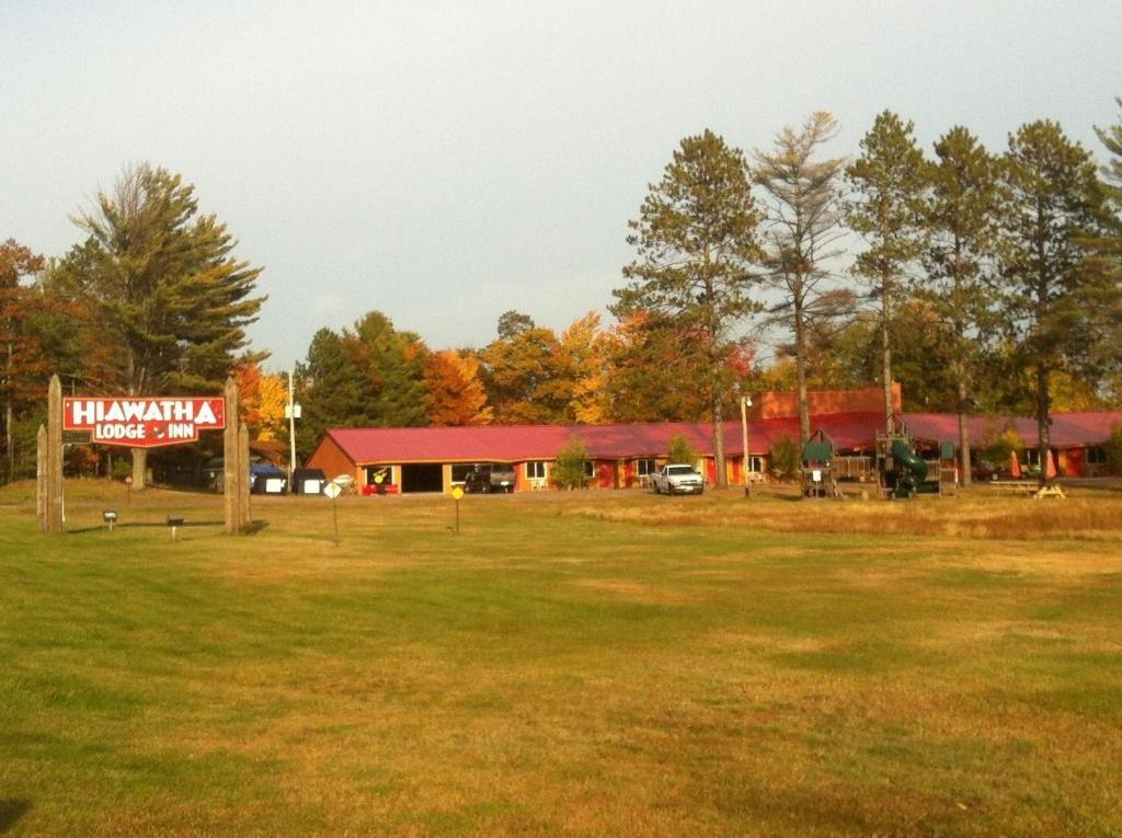 Hiawatha Lodge Inn Игл-Ривер Экстерьер фото