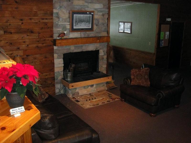 Hiawatha Lodge Inn Игл-Ривер Экстерьер фото