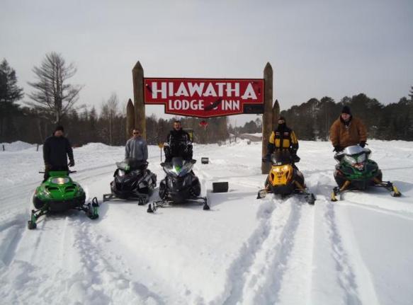 Hiawatha Lodge Inn Игл-Ривер Экстерьер фото