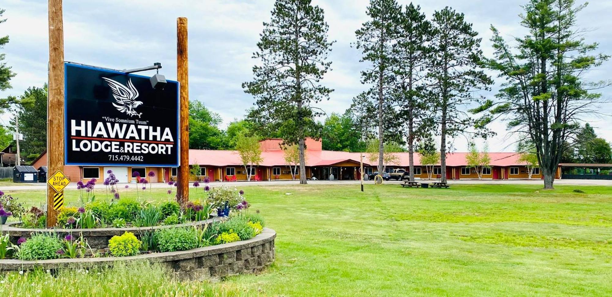 Hiawatha Lodge Inn Игл-Ривер Экстерьер фото